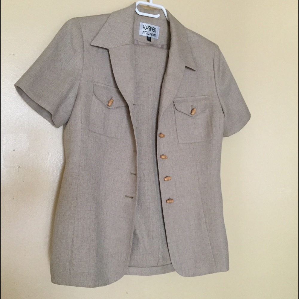 Two-piece pant suit. Short sleeves. Lined.